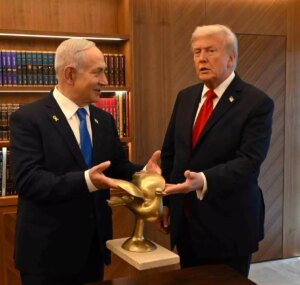 netanyahu trumpa altin guvercin hediye etti XlcLFHDv.jpg
