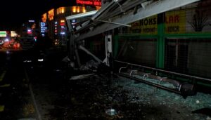 otomobil duraga daldi agac faciayi engelledi 1 yarali ncAtkLU6.jpg